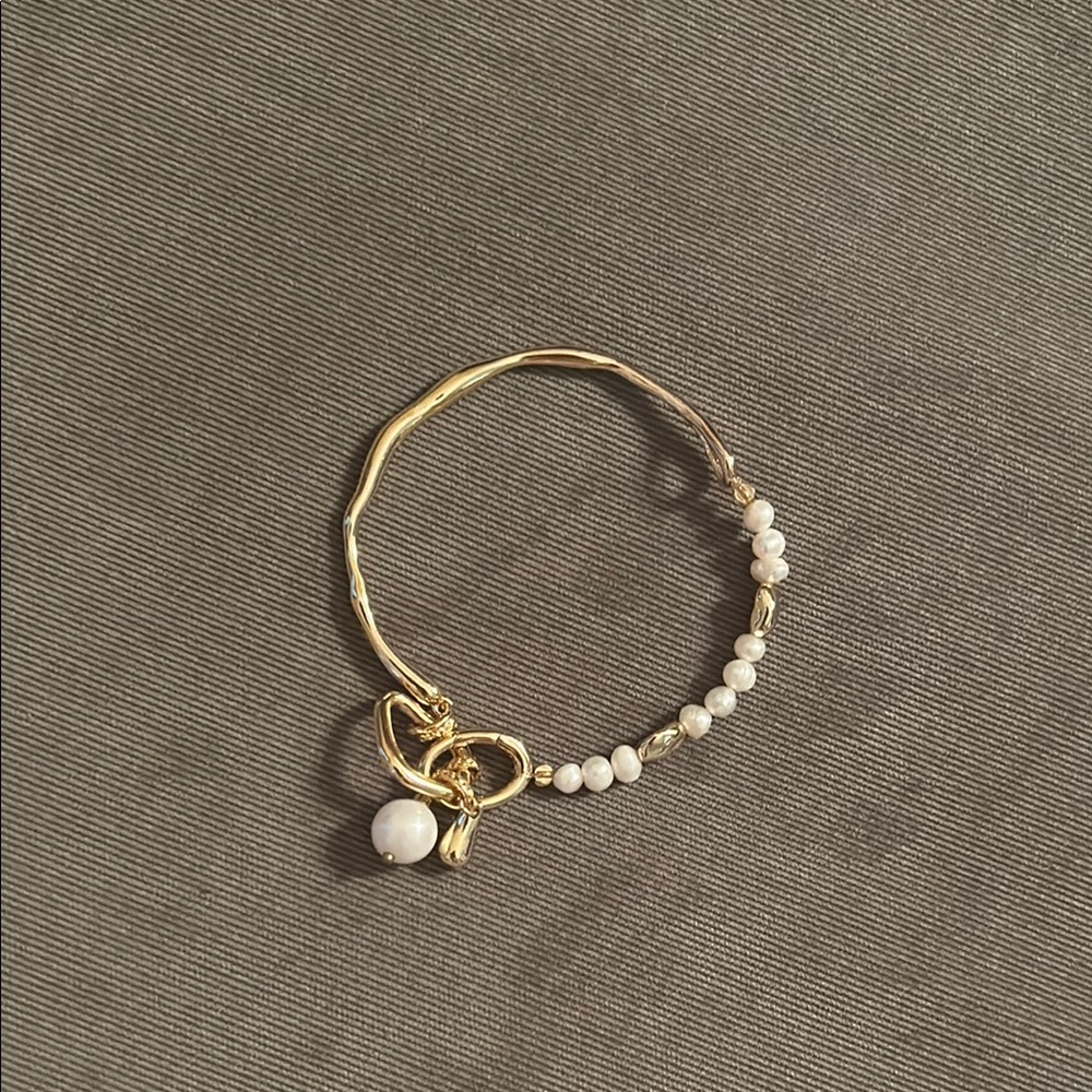 Elegant Gold and White Beaded Bracelet